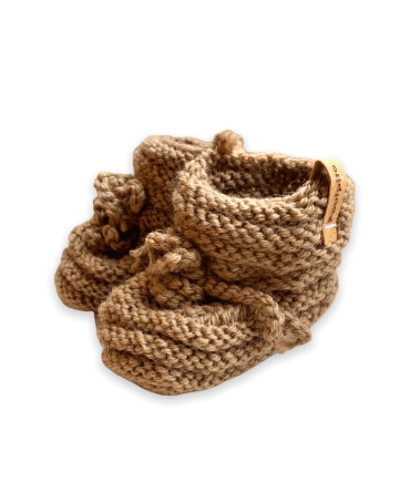 alt="Poulpito - Chaussons pour bébé en laine - Tricotés à la main en Suisse -Cadeau de naissance fait main en Suisse - Brownie"