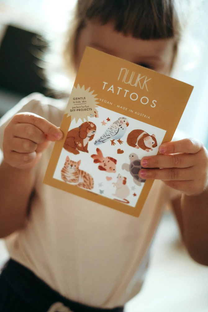 alt="Nuuk- Tattoos - Tatouages temporaires pour enfants vegan avec animaux"